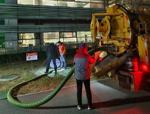 洛陽汽車疏通吸污管道服務現(xiàn)場